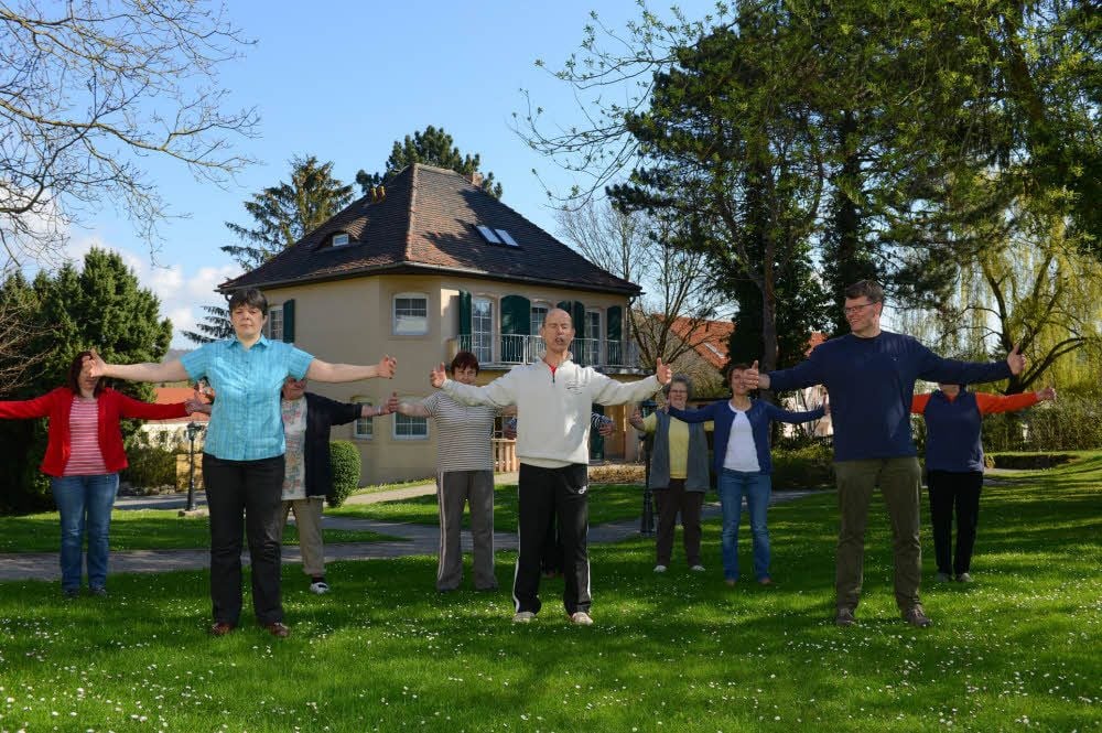 Der Thüringer Sporttherapeut und Qigong-Lehrer Ralf Helm (Mitte) führt mit Mitarbeitern des Konrad-Martin-Hauses Übungen durch.