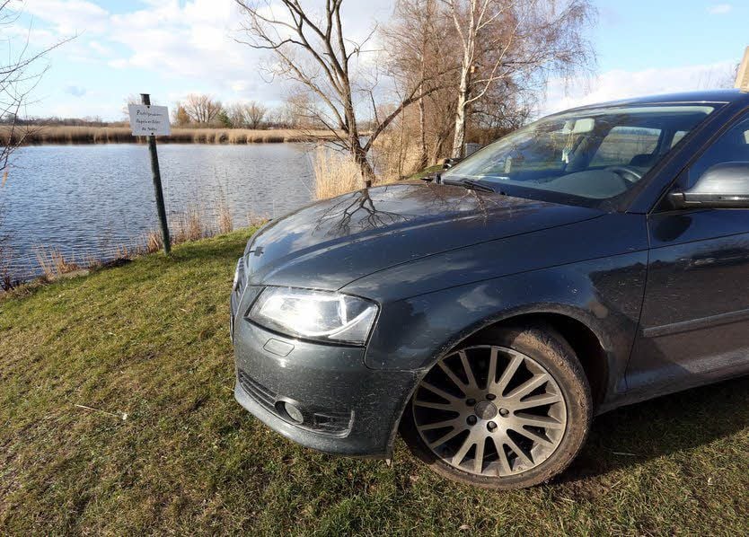 An einem Teich in Wiendorf endet die Fahrt mit dem Audi.