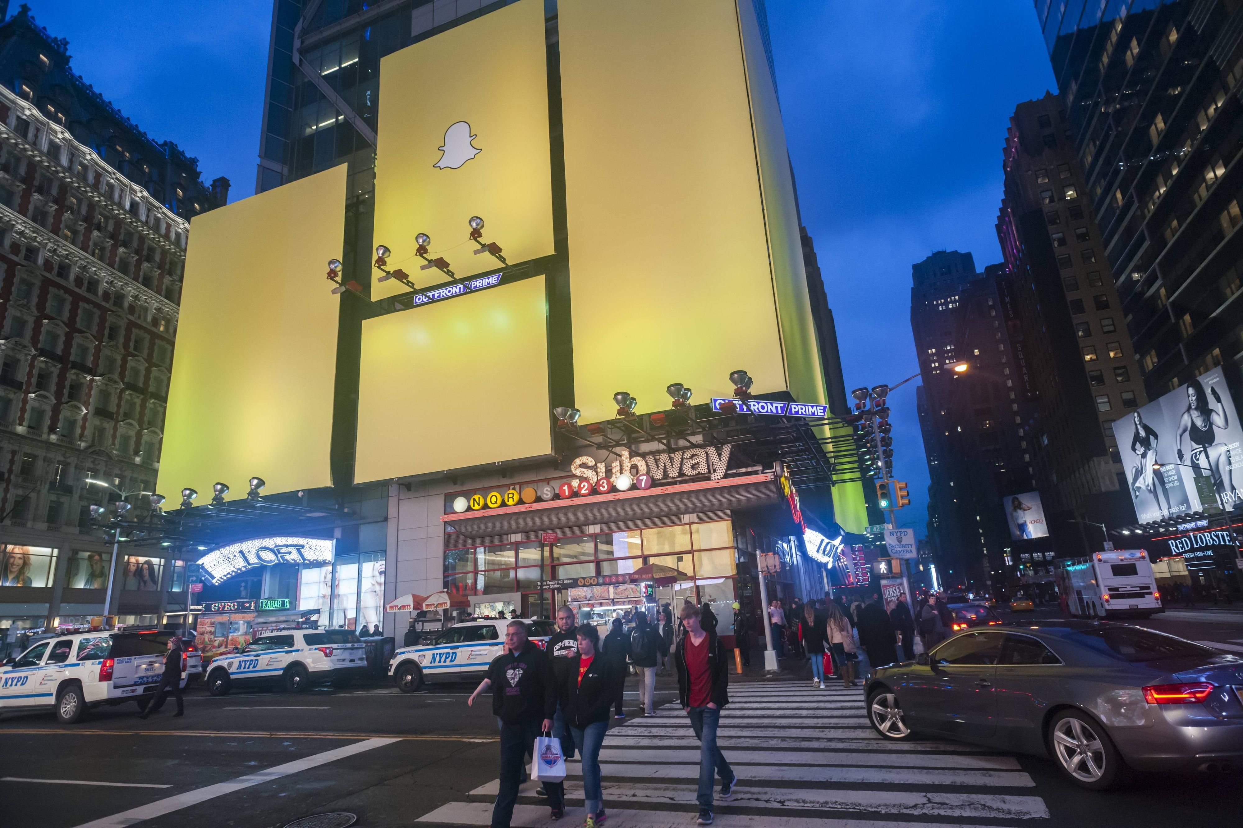 Auf dem Times Square in New York hängt eine riesige Snapchat-Werbung.