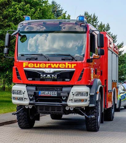 Das neue Tanklöschfahrzeug führte den Umzug an.