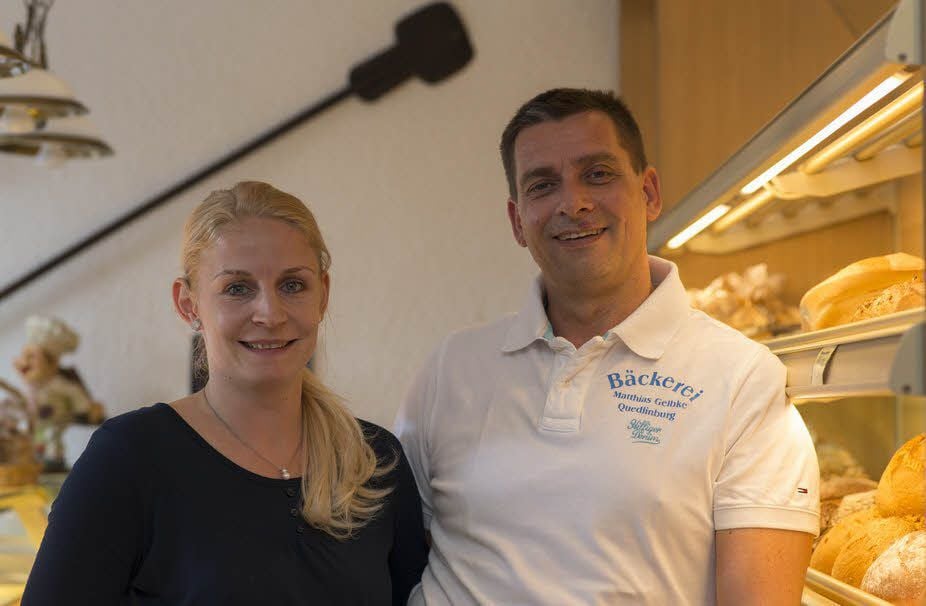 Bäcker Matthias Gelbke mit seiner Frau Yvonne, die seit sieben Jahren im Laden arbeitet.
