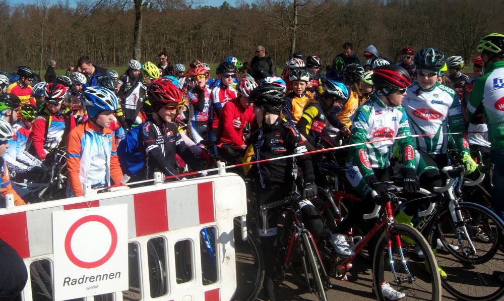 Ab 10.30 Uhr warteten Samstag zuerst die jüngeren, später die älteren Radfahrerinnen und Radfahrer teilweise in großen Pulks darauf, um im eigentlichen Start- und Zielbereich Aufstellung nehmen zu können, um dann ihre Wettkämpfe beim neunten „Elbaue-Rennen“ in Klöden zu absolvieren.
