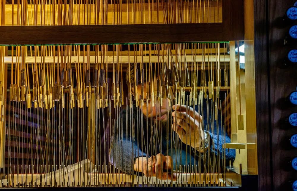 3 500 Pfeifen in 57 Registern gibt es an der Ladegast-Orgel der Schlosskirche zu putzen. Sebastian Markgraf, Orgelbauer aus Bautzen, installierte am Mittwoch die neu garnierte Klaviatur im „Cockpit“ des Kantors.