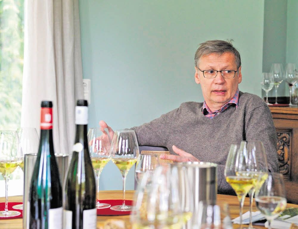 Auf Günther Jauchs Weingut von Othegraven entstehen Top-Rieslinge. Am Wochenende baut der Winzer Jauch seinen STand auf einer Weinmesse in Delitzsch auf.