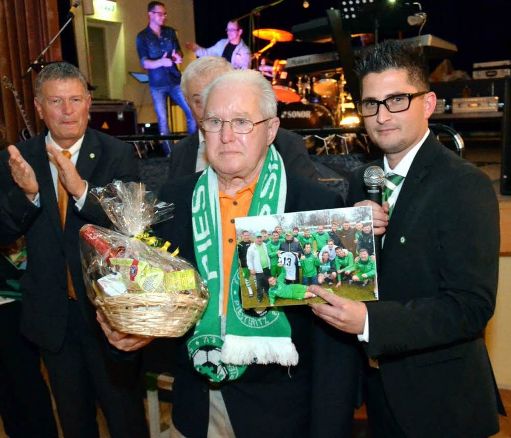 Am 12. Dezember 2015 standen Rudi Dietze die Tränen in den Augen. Bei der Weihnachtsfeier des FC Grün-Weiß Piesteritz hat der 78-Jährige erfahren, dass er im Kreis Gewinner des Ehrenamtswettbewerb 2015 ist.