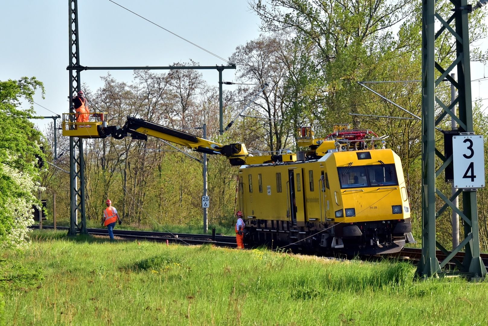 Bei Schkortleben müssen die Oberleitungen nach einem Buntmetalldiebstahl repariert werden.