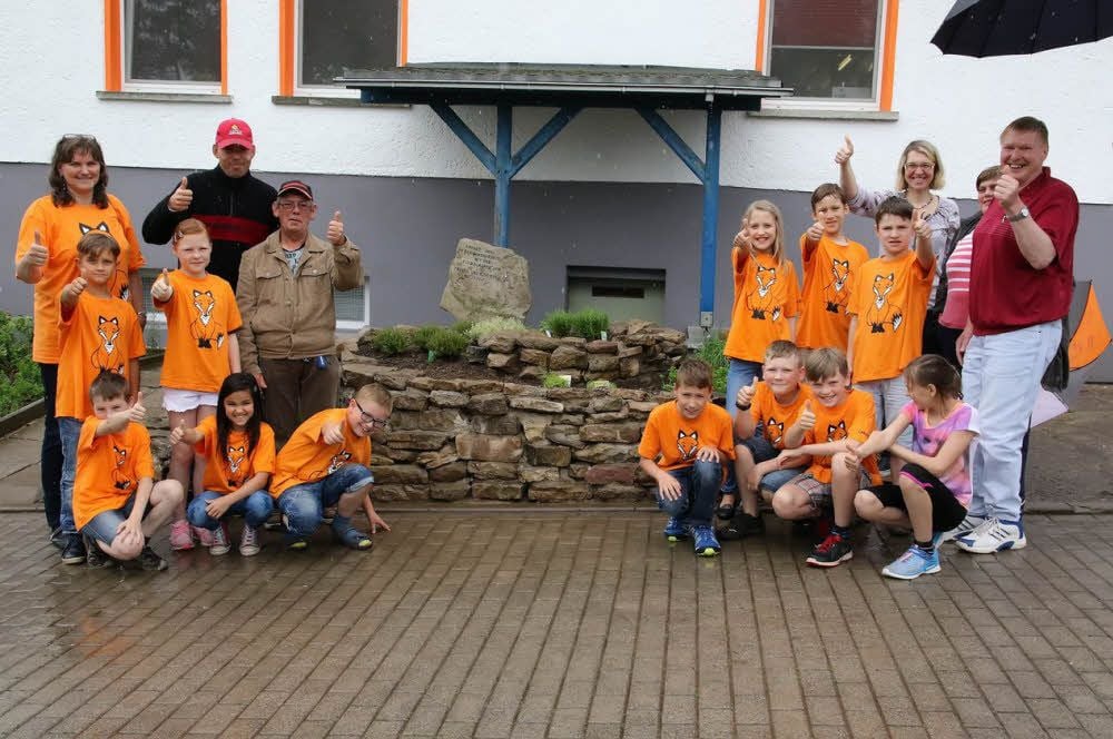 Stolz auf das Geschaffte: Schüler der Freien Grundschule Riestedt und die Bewohner der „Villa Kunterbunt“.