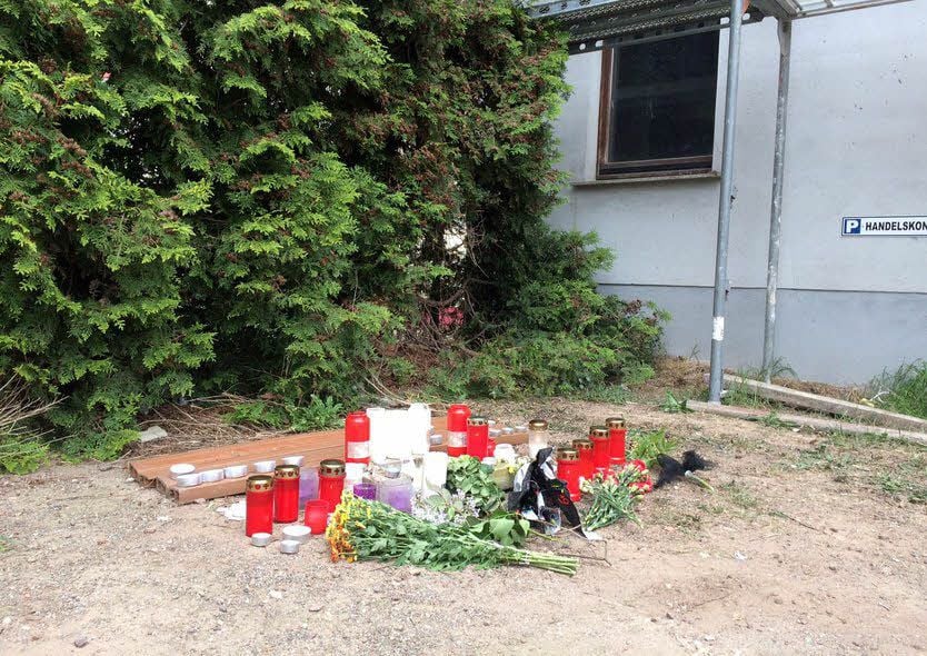Blumen und Kerzen an der Fundstelle der Leiche in der Hausmannstraße. Auch in China wird über den Mord berichtet.