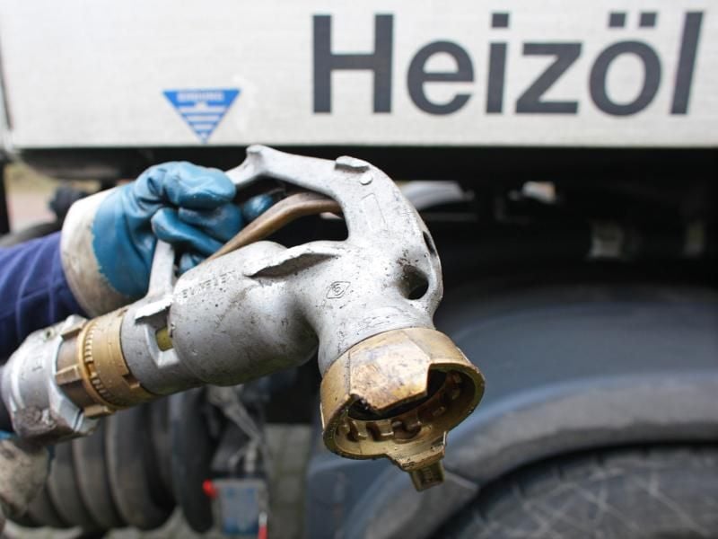 Auch die abgelaufene Heizperiode brachte eine Entlastung für Mieter und Hausbesitzer - vor allem, wenn sie mit Öl heizen. Foto: Patrick Pleul/Archiv