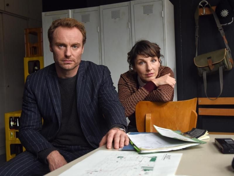 Meret Becker und Mark Waschke bei den Dreharbeiten zur «Tatort»-Folge «Wir - Ihr - Sie». Foto: Britta Pedersen
