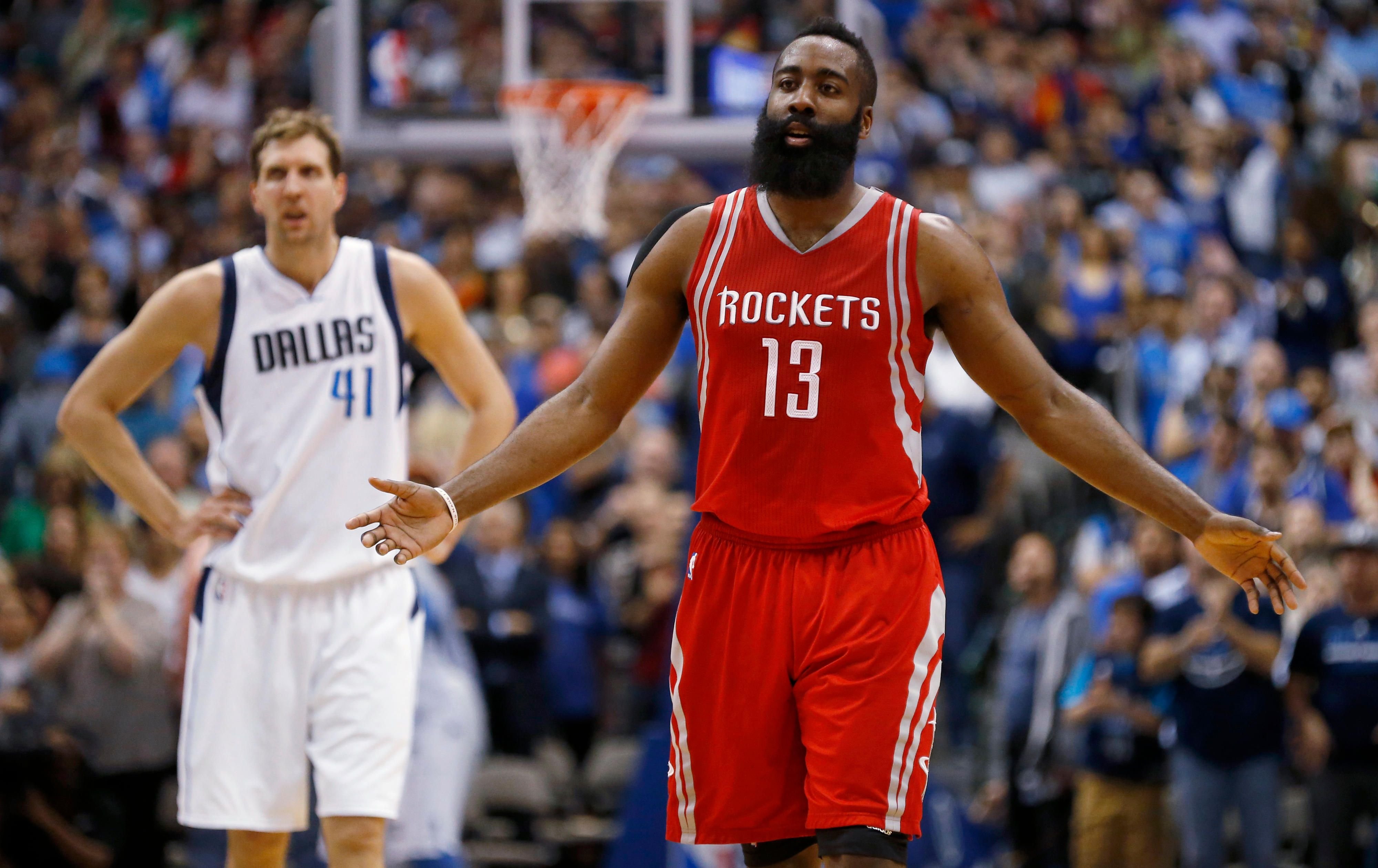 Dirk Nowitzki (l.) konnte James Harden kurz vor Schluss den Ball stehlen.