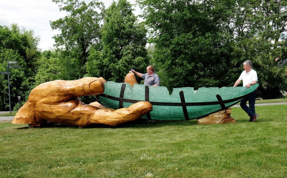 Die Glasarche 3 ist am Montag im Schlosspark Moritzburg angekommen und aufgestellt worden.