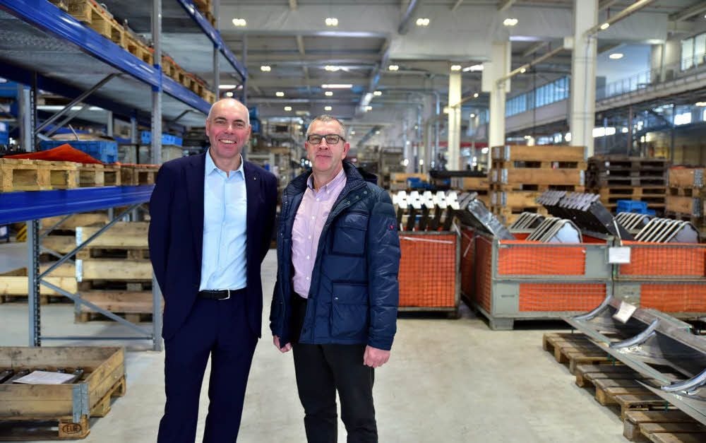 Architekt Markus Heizmann (li.) und Bauleiter Norbert Bengfort sind stolz auf die neu geschaffene Produktionshalle von AGCO.