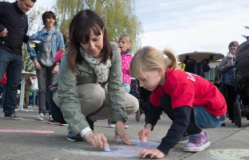 Pflastermalen gehörte zu den Angeboten auf dem Schulhof.