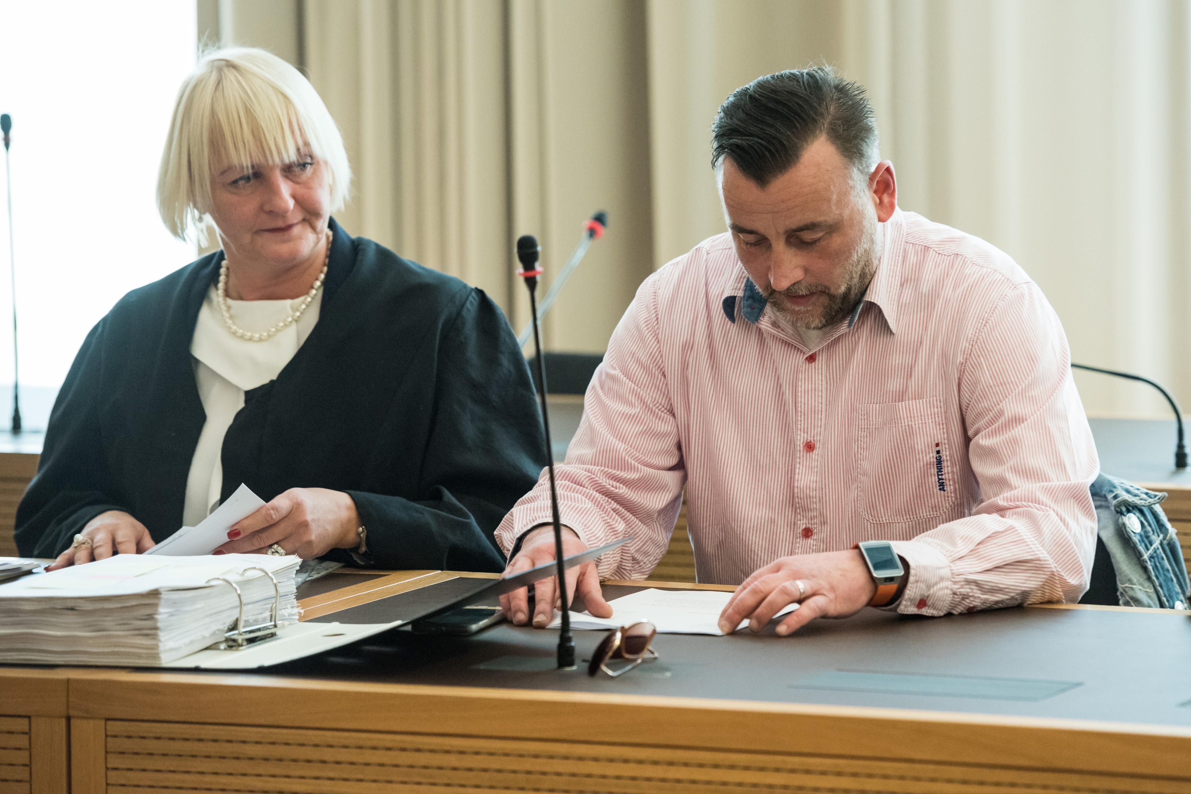 Pegida-Mitbegründer Lutz Bachmann (rechts) beim Gerichtsprozess am Amtsgericht Dresden