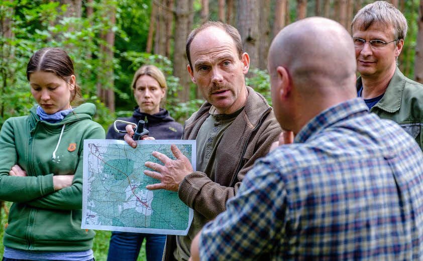 Torsten Vor zeigt Standorte der Versuchsflächen in der Heide.