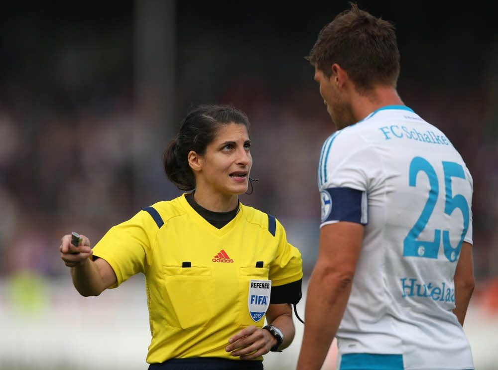 Klare Ansage: Schiedsrichterin Riem Hussein weist Klaas-Jan Huntelaar vom FC Schalke 04 in einem Testspiel zurecht.