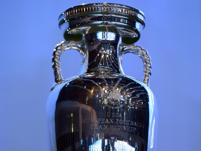 Der Henri-Delaunay-Pokal ist benannt nach dem ehemaligen Präsidenten des Französischen Fußballverbands. Foto: Patrick Seeger