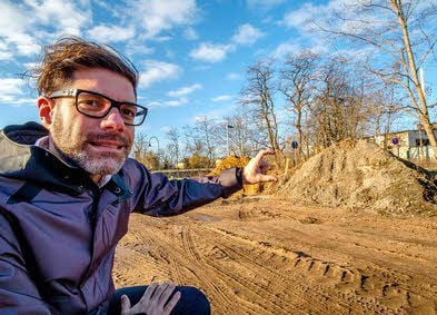 So klein, so groß: Ulrich Schneider hat unlängst schon mal gezeigt, wo am Hauptbahnhof das begehbare Buch entstehen soll.