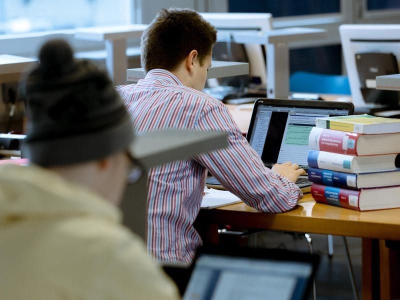 Die Mehrheit der Studenten lernt bisher eher klassisch - und nutzt in der Bibliothek für das Studium vor allem E-Mail, PDF und Powerpoint. Foto: Markus Scholz
