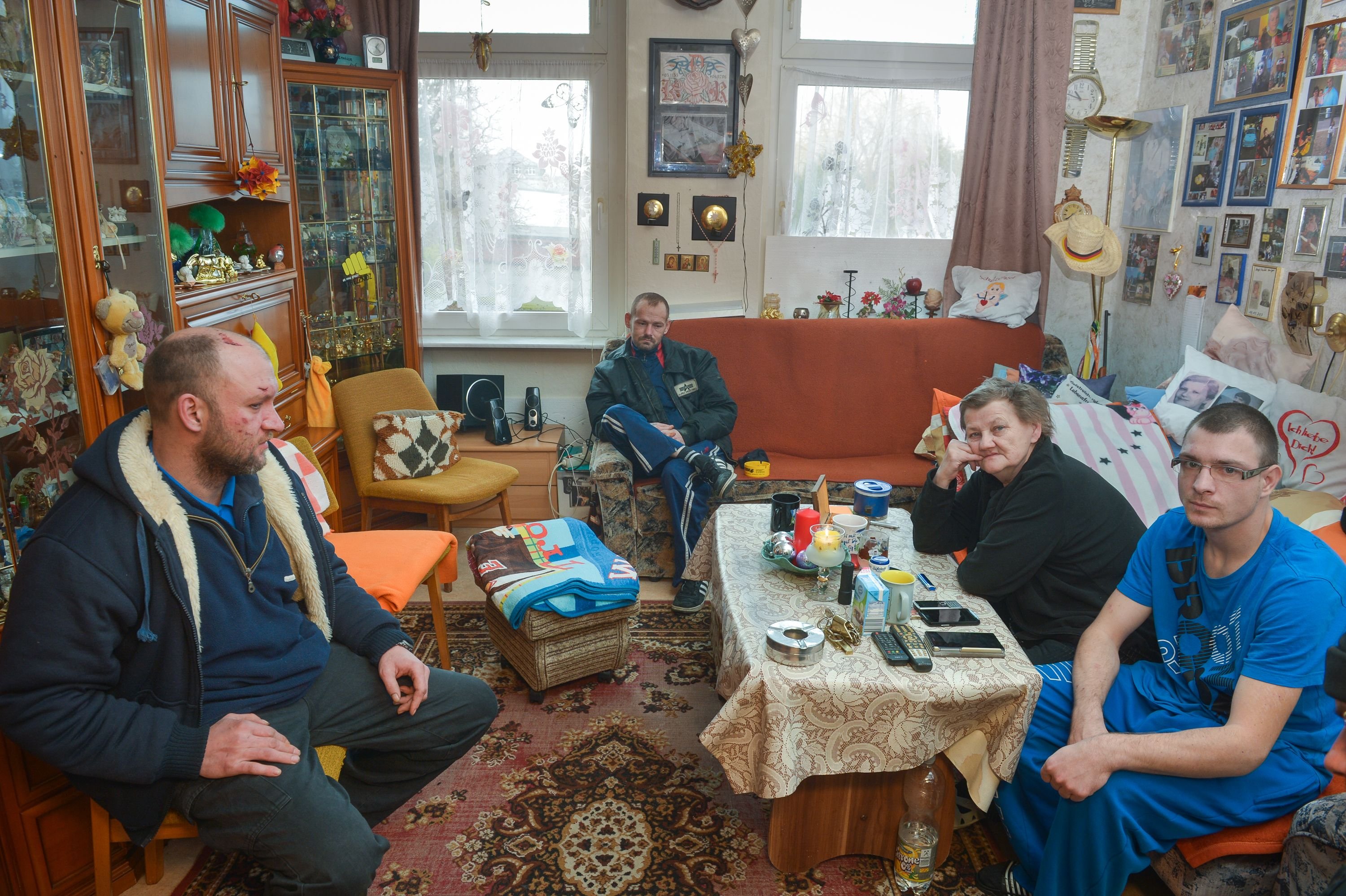 Familienoberhaupt Karin Ritter in ihrer Wohnung in der Köthener Augustenstraße mit Familienmitgliedern und anderen Obdachlosen, die in dem Haus untergebracht sind.