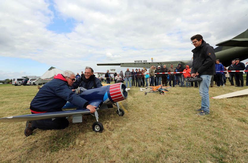 Modellflieger Tom Bunde (r) startet seine F4.
