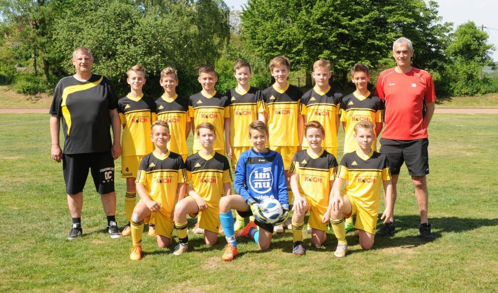 Die D-Junioren der JSG Naumburg sind Staffelsieger der Landesliga geworden - hinten, v.l.: Co-Trainer Silvio Menzel, Luis Weiland, Andres Goethel, Ben Henschke, Kai Dittmann, Lukas Möbius, Erik Deckert, Franz Plobner, Trainer Uwe Graßhoff; vorn, v.l.: Luca Mohrmann, Paul Jacob, Pascal Reh, Kevin Rosenberger, Moritz Mainka.