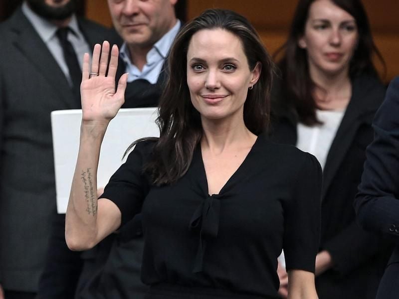 Angelina Jolie doziert in London. Foto: Simela Pantzartzi