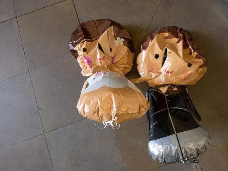 Hier ist die Luft fast raus. Passiert das Paaren im wahren Leben und kommt es zur Scheidung - dann geht es schnell auch ums Vermögen und den Zugewinnausgleich. Foto: Christian Charisius