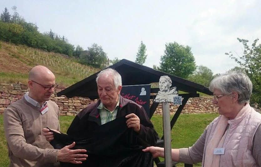 OB Jutta Fischer, der frühere Pfarrer Frithjof Grohmann und Jan Scheunemann haben an der „Kalten Stelle“ die Plakette „Luther war hier“ enthüllt.