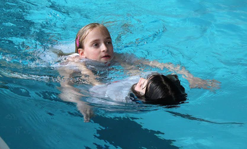 In der Schwimmhalle Piesteritz hatten die Mitglieder der Wasserwachten verschiedene Elemente, hier Angelina Vollrath (links) und Janis Silberbarth bei der Transportstaffel, zu absolvieren.