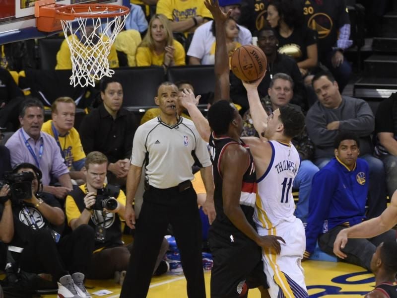 Klay Thompson (r) führte die Golden State Warriors zum Sieg. Foto: John G. Mabanglo
