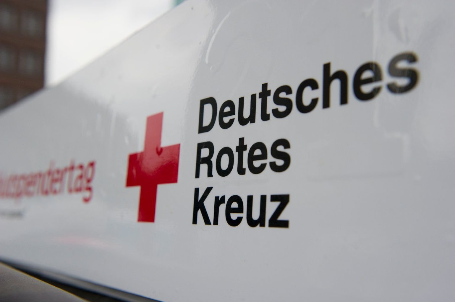 Die Aufschrift "Deutsches Rotes Kreuz" auf einem Schild