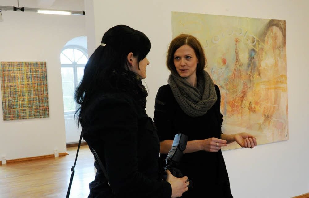 Die Malerin Mela Feigenbaum (r.) stellt einige ihrer Werke im Schloss aus.