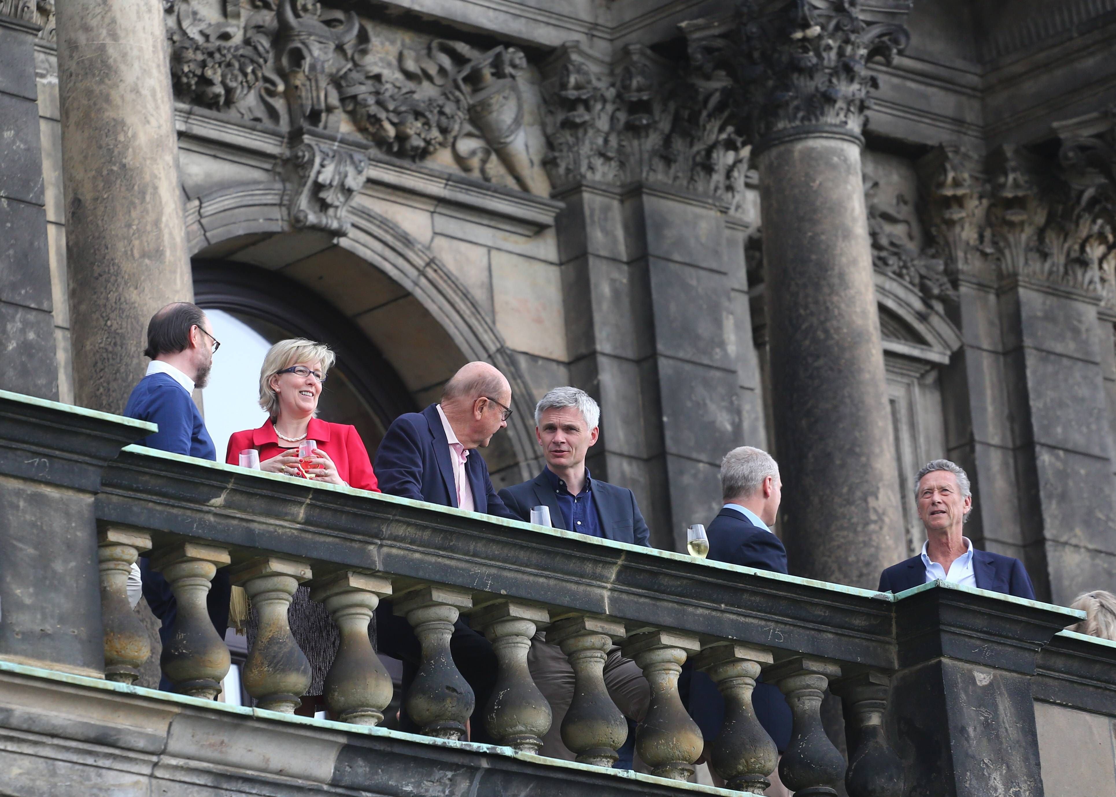 Gäste der Bilderberg-Konferenz auf einem Balkon der Semperoper Dresden.
