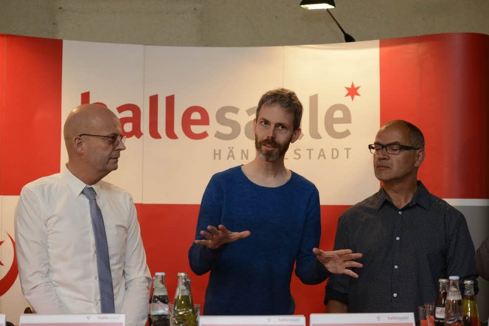 Oberbürgermeister Bernd Wiegand mit den Kuratoren Knut Aufermann (M.) und Ralf Wendt (l.) bei der Pressekonferenz.
