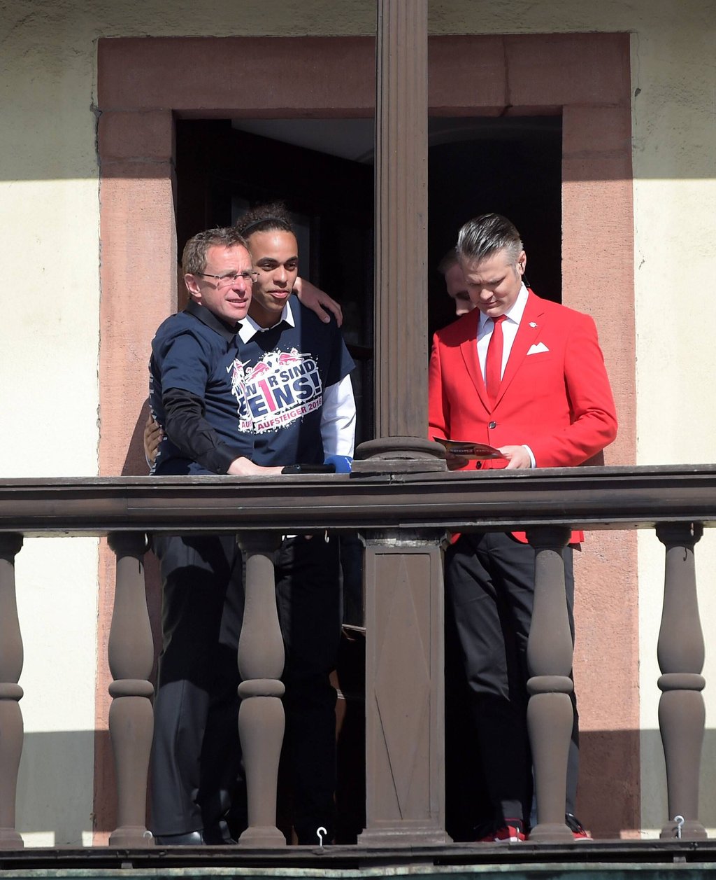Ralf Rangnick mit Yussuf Poulsen auf dem Rathaus-Balkon in Leipzig.