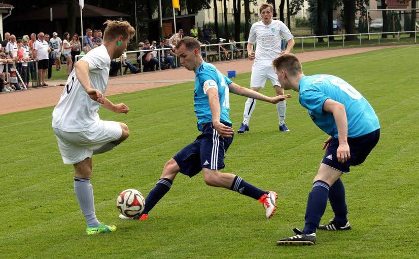 Landesligist SV Grün-Weiß Annaburg (weiße Kleidung) hat sich am Sonnabend von Rot-Weiß Thalheim 1:1 getrennt.
