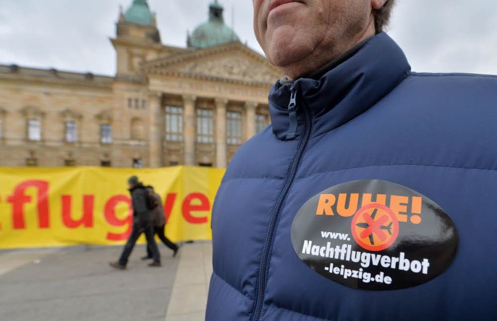 Mit einem Transparent und Aufklebern forderten Bürgerinitiativen und Interessengemeinschaften am Donnerstag vor dem Bundesverwaltungsgericht in Leipzig ein Nachtflugverbot - vergebens.