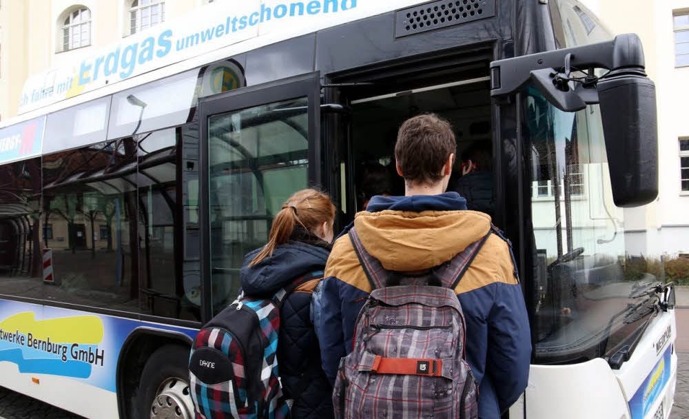 Für einige Schüler im Salzlandkreis beginnt der Tag mit einer über einstündigen „Rundfahrt“ im Schulbus, eine zusätzliche Belastung.