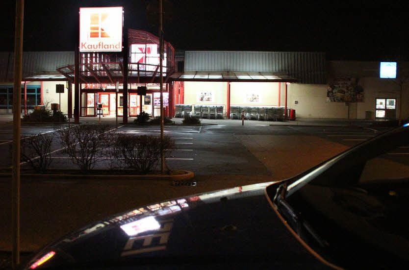 Kaufland in der Weißenfelser Max-Planck-Straße musste Samstagabend wegen einer Bombendrohung geräumt werden.