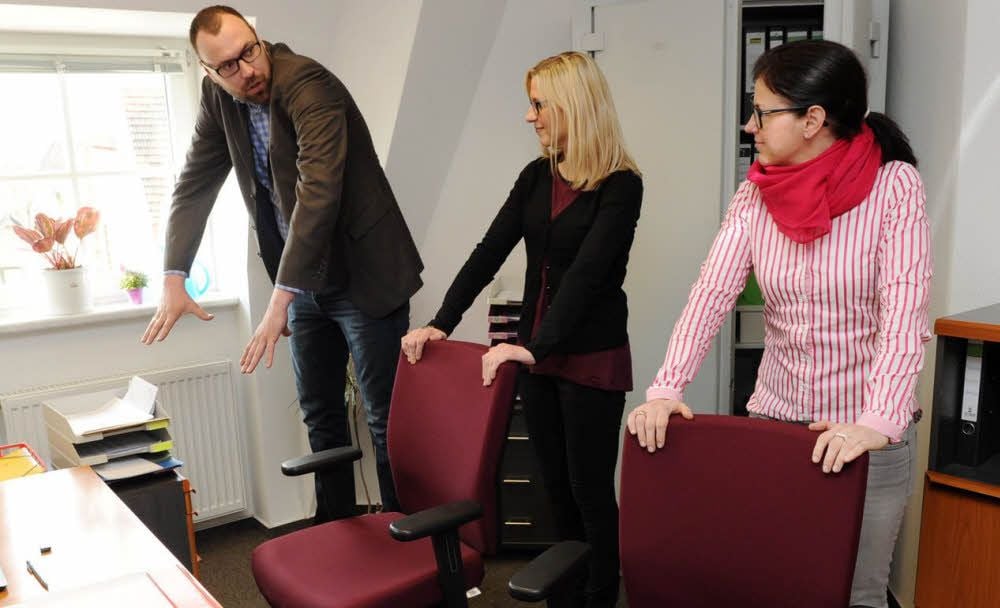 Von IKK-Mitarbeiter Mario Lunk lassen sich Kerstin Liebetanz (l.) und Susan Wippich Lockerungsübungen zeigen.