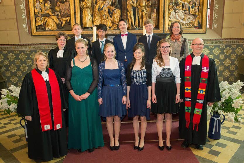 Die Teilnehmer und Akteure der Konfirmation in Prettin: Vikarin Sabrina Pieper, Elias Zarrad, Eric Reiche, Jonas Wolter, Michael Berger, Almuth Heinze (hintere Reihe v.l.), Pfarrerin Viola Hendgen, Luise Richter, Luisa Bormann, Josephine Weiß, Elisabeth Greb und Pfarrer Hans-Jörg Heinze (vordere reihe v.l.).