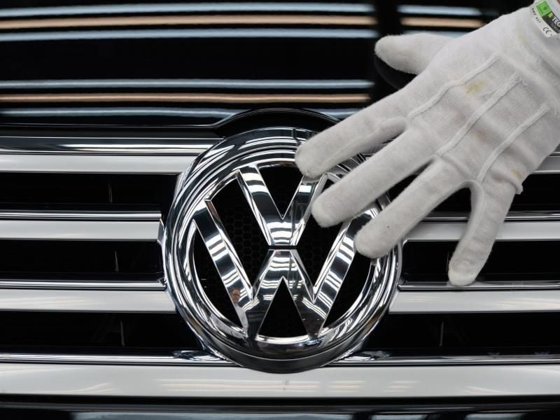 Sauber: VW-Logo auf dem Kühlergrill eines Phaeton. In den USA sieht sich Volkswagen unter enormem Druck. Foto: Ralf Hirschberger/Archiv