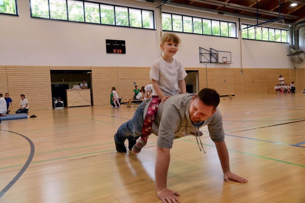 Aufsitzen: Vater Michael Rößler übt mit seiner Tochter Lonie Liegestütze. Neun Stück schafft er für die Kita Montelino.