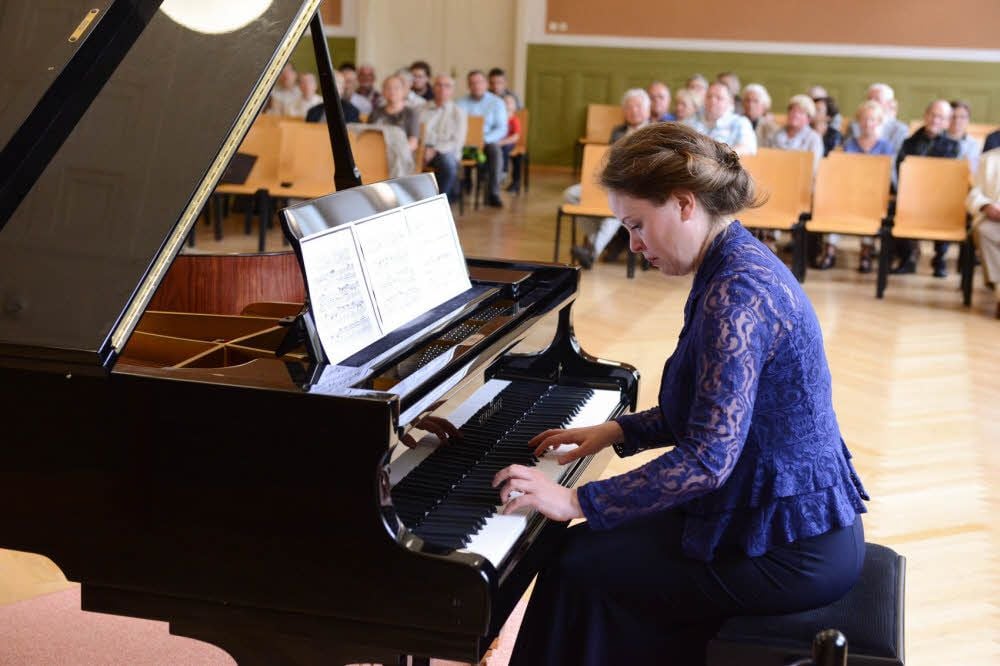 Die Naumburger Pianistin Irina Krümmling interpretiert das „Nocturne“ A-Dur op. 7, Nummer1, von Otto Carl Claudius und eröffnet damit den Abend.
