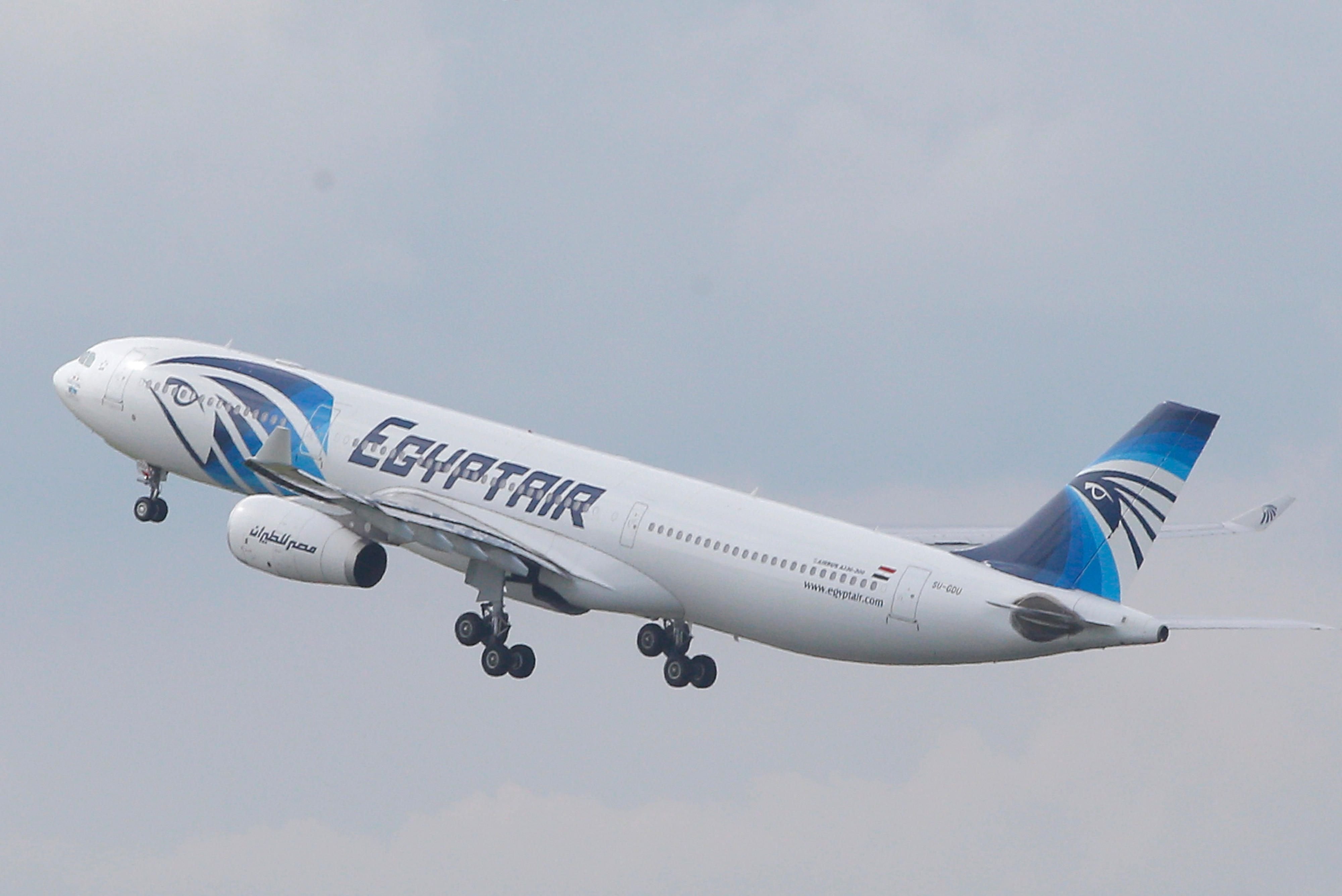 Eine EgyptAir-Maschine beim Start in Paris