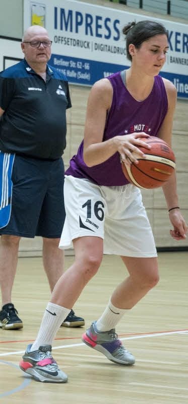 Noémie Rouault übt mit dem Ball - beobachtet von René Spandauw.