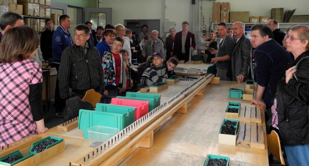 In der Montagehalle sind die Besucher erstaunt, wie umfangreich die Produktpalette der Jessener Zweigwerkstatt des Augustinuswerkes ist.