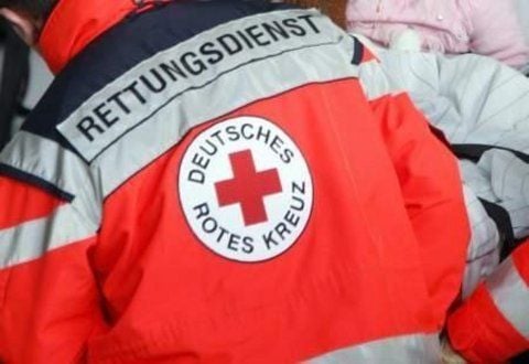Ein Mitarbeiter des Rettungsdienstes an einer Unfallstelle.